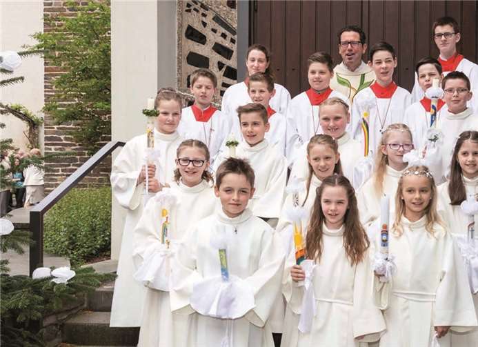 Elf Kinder empfingen in Dernau die Erste Heilige Kommunion.privat