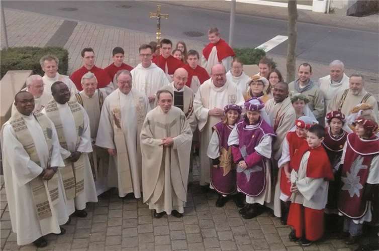 Pfarrer verabschiedet Elf Konzelebranten, zwei Diakone, Ministranten, Sternsinger und zahllose Gläubige verabschiedeten Pfarrer Johannes Steffens (v.M.).Michael Erbar