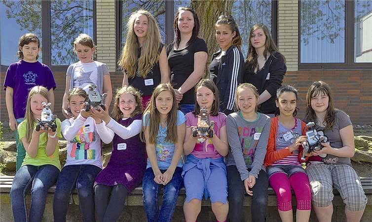 Elf Mädchen aus den Klassenstufen 5 und 6 besuchten am „Girls‘ Day“ die FOS Mendig und wurden dort von drei Schülerinnen der elften Klasse beim Bau ihrer Roboter unterstützt. privat