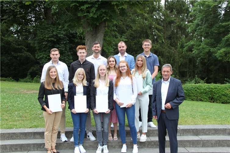 Elf Nachwuchskräfte starten ihre Verwaltungsausbildung. Hintere Reihe v.l.: Eduard Glanz, Pascal Manlik Robin Solbach. Mittlere Reihe v.l.: Luis Wengenroth, Jannis Mohr, Aleyna Cakir, Katharina Kühn. Vordere Reihe v.l.: Jana Helsper, Alina Helsper, Corinna Pfeiffer, Hannah Wagner, Landrat Achim Schwickert. Foto: Pressestelle der Kreisverwaltung