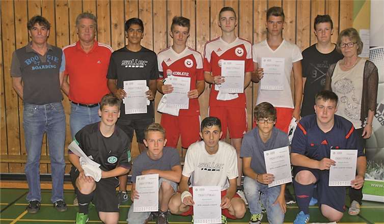 Elf Schüler der Realschule plus Untermosel erhielten ihr Zertifikat für die erfolgreiche Teilnahme an der Ausbildung zum DFB-Junior-Coach. Hintere Reihe (von links): Ausbildungsleiter Werner Thelen, FVR-Vizepräsident Alois Stroh, Jaideep Cheema, David Mostowski, Johannes Göderz, Lukas Mauer, Niklas Scheer und Konrektorin Helga Weichelhöfer. Vordere Reihe (von links): Jason Schäfer, Jonas Henn-Kessler, Hamid Baker, Theodoros Tsiopos und Philipp Kohns. Es fehlt Christian Wild. Fußballverband Rheinland