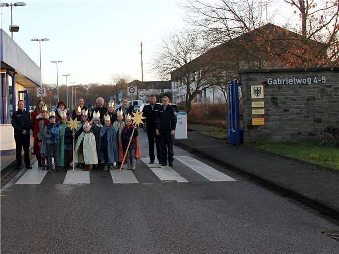 Elf Sternsinger wurden zusammen mit ihren zwei Begleiterinnen durch den Dienststellenleiter des Bundespolizeiaus- und -fortbildungszentrum Swisttal, Polizeidirektor Carsten Westerkamp, an der Eingangswache begrüßt. Foto: privat