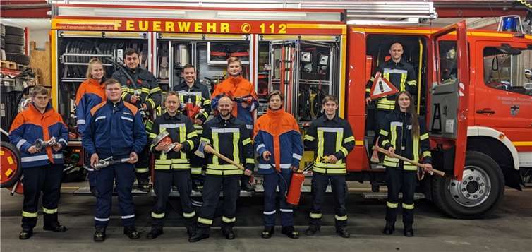 Elf Teilnehmer:innen konnten ihre Urkunde für das Bestehen des Moduls 2 in Empfang nehmen. Foto: Feuerwehr Rheinbach.