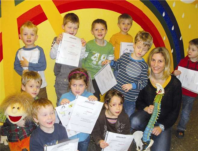 Elf Vorschulkinder lernten die "Bandschis" kennen und wissen nun, was Rückengesundheit heißt. privat