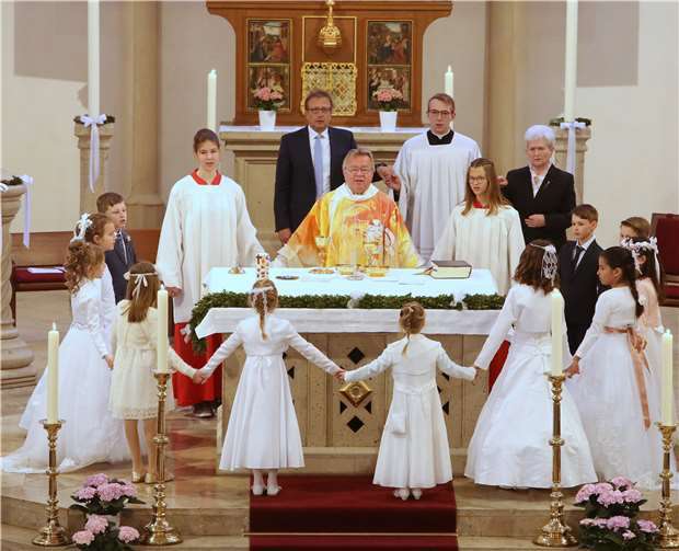 Elf junge Menschen konnten am Weißen Sonntag ihre erste heilige Kommunion feiern. Foto: Heinrich Schulte
