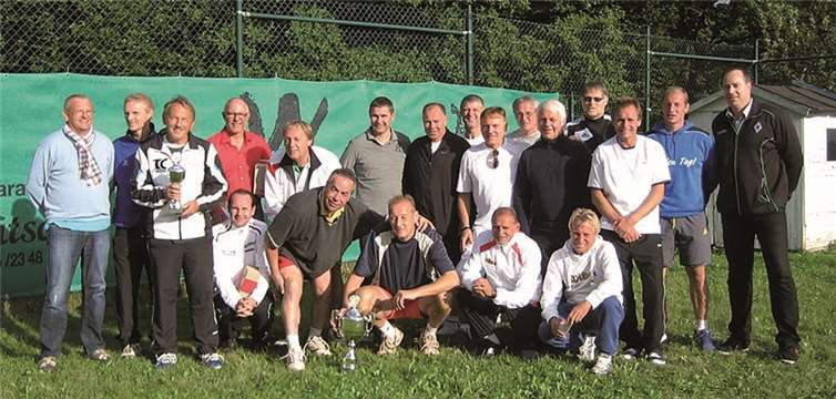 Elf klasse Doppelpaarungen, spannende Spiele, super Stimmung und dazu mit Petrus Hilfe prima Tenniswetter. Privat