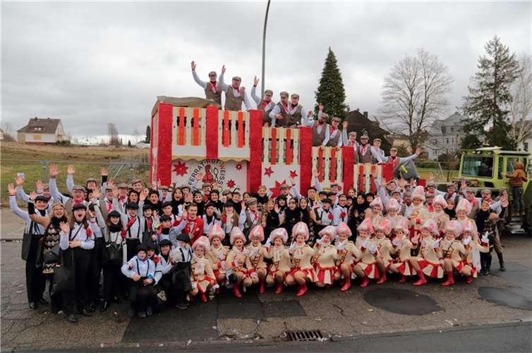 Elferrat Rot-Weiss Höhr-Grenzhausen: Zugwagen mit Fußgruppe und Rot-Weiss-Ballet...