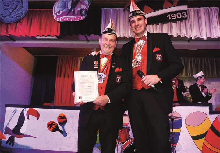 Elferratsmitglied Bernd Steffes wurde von Sitzungspräsident Peter Schlaus für seine 33 Jahre währende Mitgliedschaft geehrt.
