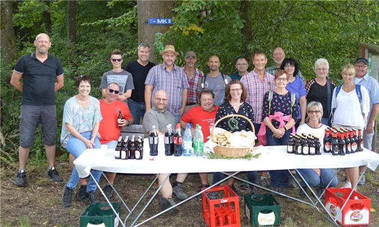 Elferratsvorsitzender Michael Knickmeier begrüßte die Anwesenden an der Zwischenstation und lud sie auf Kosten des Elferrates zu leckeren Getränken ein.Foto: Hardy Mies
