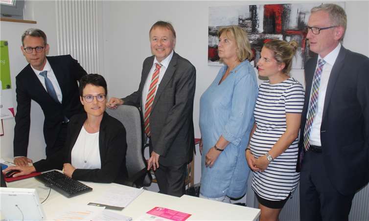 Elfi Pauly vom Jugendamt des Kreises Ahrweiler (Zweite von links) erläutert von links Jan Benedyczuk (Ministerium für Bildung Rheinland-Pfalz), Landrat Dr. Jürgen Pföhler, Gisela Burgau (Leiterin Kita „Rappelkiste“) und Natalie Baum (Elternvertretung) das neue Kita-Online-Portal „ahrlini“.DU