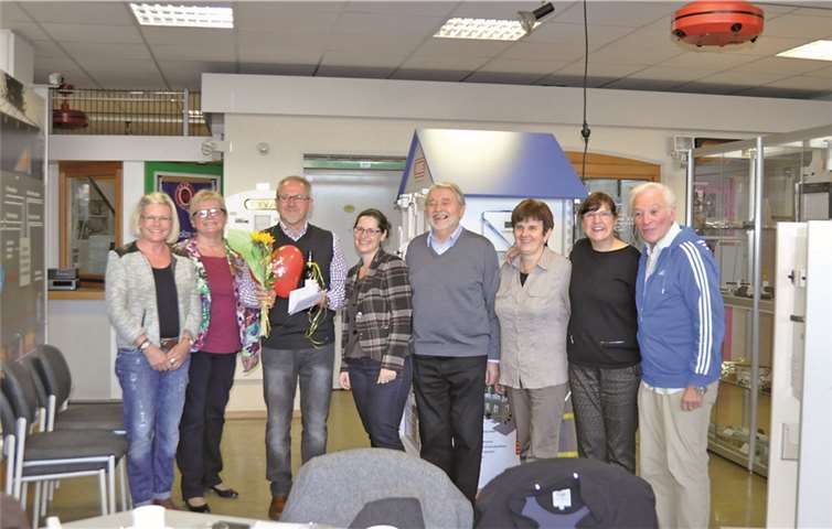 Elfi Vorbau, zuständige Sachbearbeiterin im Rathaus Bad Breisig, überbrachte Jürgen Quirnbach einen Dank von Bürgermeister Bernd Weidenbach für die großartige Unterstützung in den vergangenen Jahren.privat