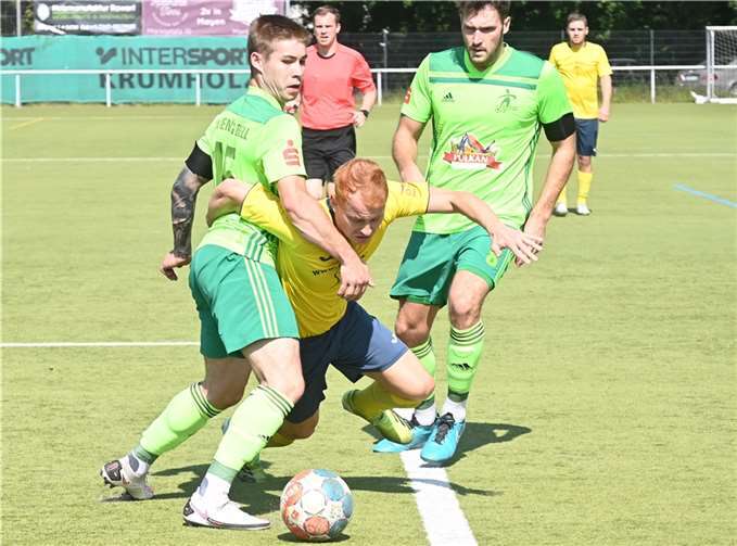 Elfmeter oder nicht? Tim Montermann (links) und Pascal Zimmer (rechts) nehmen den Kirchberger Stürmer Lukas Gohres in die Mangel. Fotos: SK