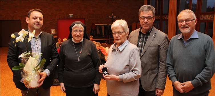 Elfriede Koob (Mitte) wurde als Sprecherin der CKD-Projektgruppe „Besuchsdienste“ verabschiedet. Die ersten Gratulanten waren (v.l.) Rainer Lehmler (Referent für Gemeindecaritas beim Caritasverband Westerwald-Rhein-Lahn), Schwester Angela Bianchet (CKD-Sprecherin für den Westerwald) sowie Diakon Michael Krämer und Manfred Hilger von der CKD-Projektgruppe „Besuchsdienste“.Foto: Caritasverband Westerwald-Rhein-Lahn e. V.