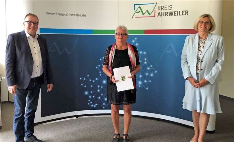 Elfriede Laux ist neue Leiterin der Kreisordnungsbehörde. Landrat Dr. Jürgen Pföhler und Fachbereichsleiterin Almut Schepers gratulieren zur Ernennung.