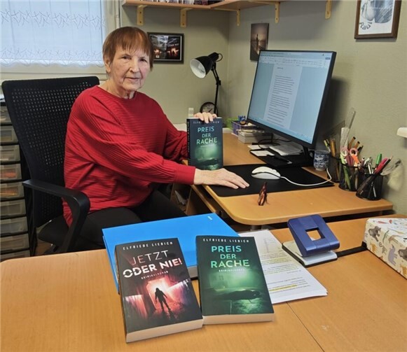 Elfriede Liebich (85) hält ihren zweiten Kriminalroman in der Hand. Am PC schreibt sie bereits am dritten.