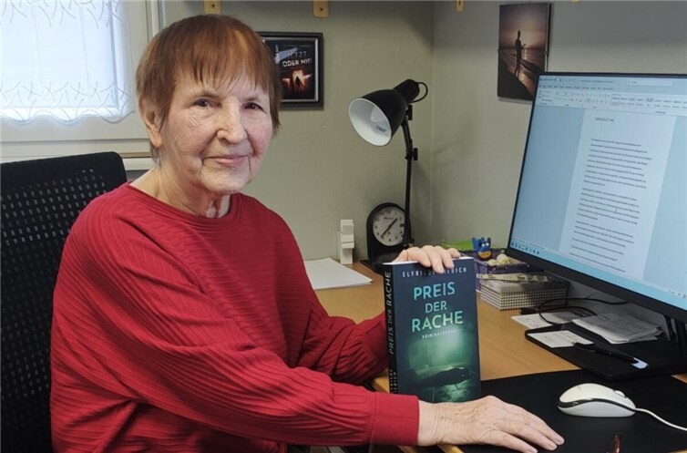 Elfriede Liebich aus Bad Hönningen mit ihrem zweiten Kriminalroman. 