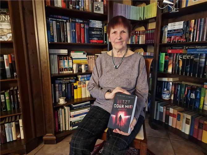 Elfriede Liebich liest gern und viel. Mit 84 brachte sie nun ihren ersten Kriminalroman „Jetzt oder nie“ heraus.Fotos: AWi