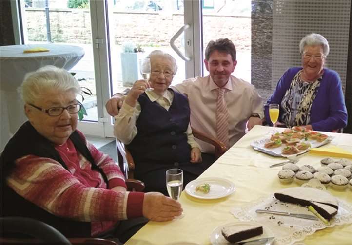 Elfriede Meitzner (2.v.l.) ist glücklich, dass es ihr mit 101 Jahren so gut geht.privat