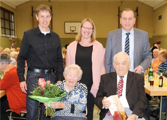 Elfriede Pohle und Bruno Gerhartz, als älteste Teilnehmer ausgezeichnet, kommen zusammen auf ein Alter von stolzen 193 Jahren. Mit Ihnen freuten sich Rolf Stommel, Melanie Hilger und Johannes Bell (hintere Reihe von links nach rechts). Foto: privat