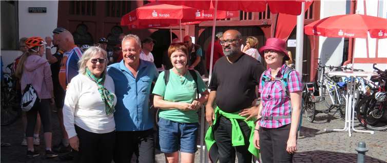 Elfriede Schmidt, Dr. Bernd Paffrath, Erika Fritsche, Bürgermeisterkandidat Josef Winkler und Petra Spielmann beim Startpunkt in Weinähr.privat