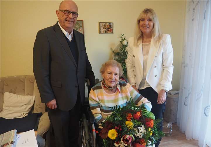 Elfriede Zils und Schwiegertochter Gaby freuten sich über den Besuch des Bürgermeisters zum besonderen Geburtstag.Foto: privat