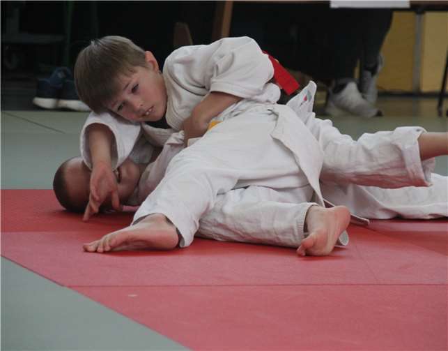 Elias Dieterli hält mit Kesa Gatame. Foto: Judo Club Neuwied