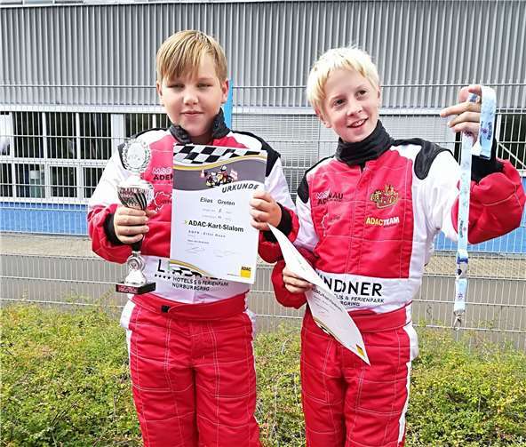 Elias Greten und Tommy Junk (von links) nach der Siegerehrung.  MSC Adenau