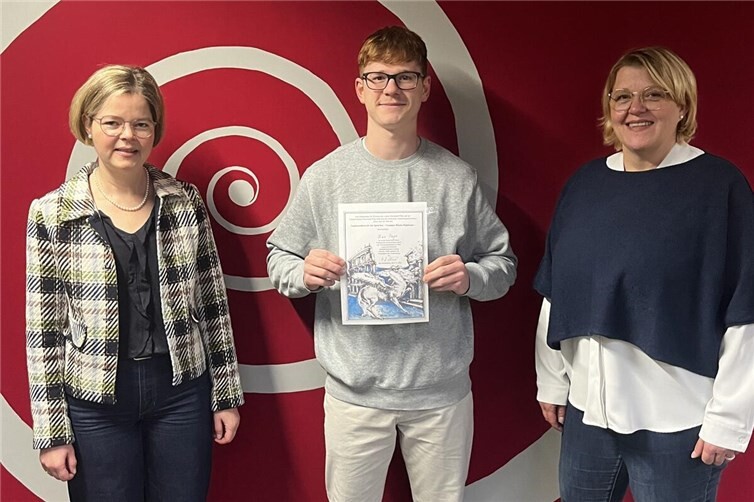 Elias Maget mit der Schulleiterin Beate Falterbaum und der Fachlehrerin Evelyn Höfer