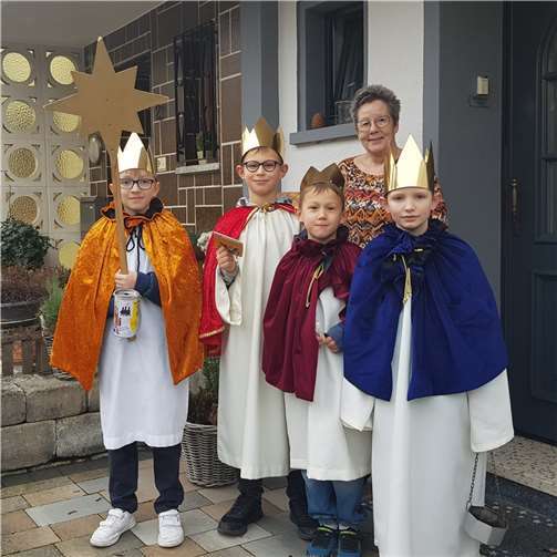 Elias, Simon, Lukas und Simon (v.l.n.r.) sind vier Freunde, die sich gerne an der diesjährigen Sternsingeraktion beteiligten und im Stadtteil Mülheim die Mitbürger erfreuten. Foto: KH