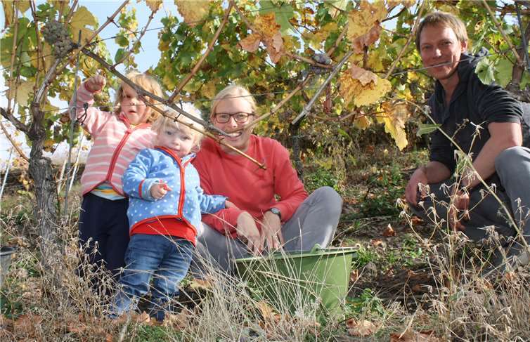 Elin und Alva Erichsen aus Flensburg waren mitMama Berit und Papa Björn ebenfalls mit Freude bei der Sache.