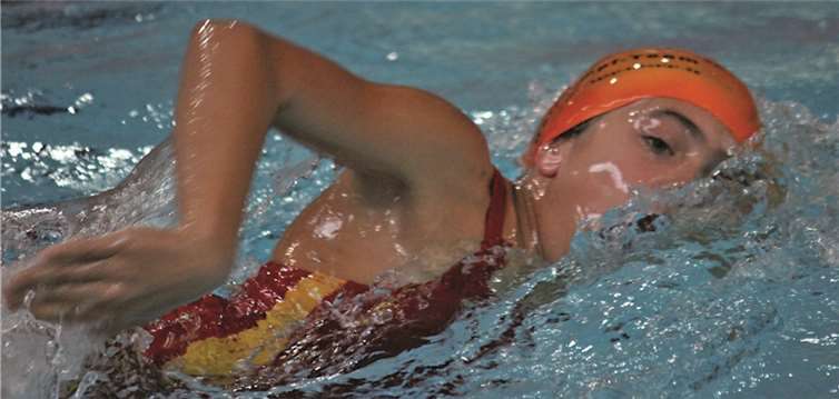 Elisa Groß auf dem Weg zu ihrem Platz auf dem Treppchen.