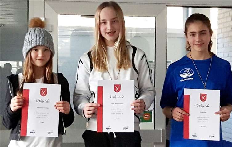 Elisa Groß (re.) hält stolz Ihre Urkunde für den dritten Platz in Händen.Privat