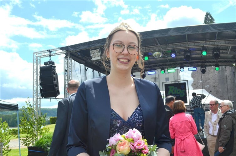 Elisa I. übernahm das Diadem der Brunnenkönigin. Fotos: AKS
