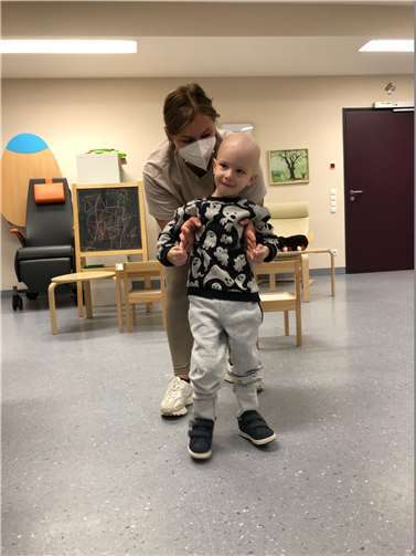 Elisa Kroth versucht auf der Kinderonkologie-Station in spielerischerer, erheiternder und interaktiver Form Zeit mit den Kleinsten zu verbringen, um diese zu unterstützen.  Foto: privat