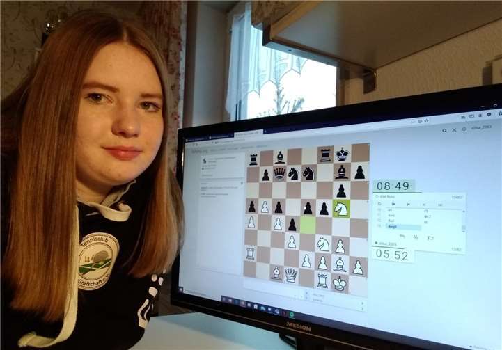 Elisa Naumann steht zur Halbzeit mit den weißen Steinen völlig ausgeglichen gegen Luis Engel alias „GM Rolu“.