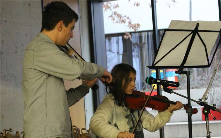 Elisa und Andrej Dubiljer erfreuten die Gäste mit einfühlsamen Klängen.