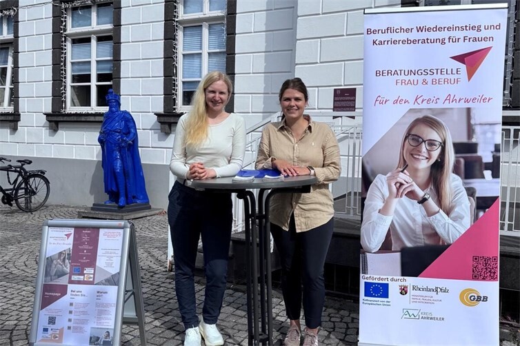 Elisabeth Adam von „Frau und Beruf“ (l.) sowie Selina Schneider von der Stadt Sinzig standen für Informationen zur Verfügung.