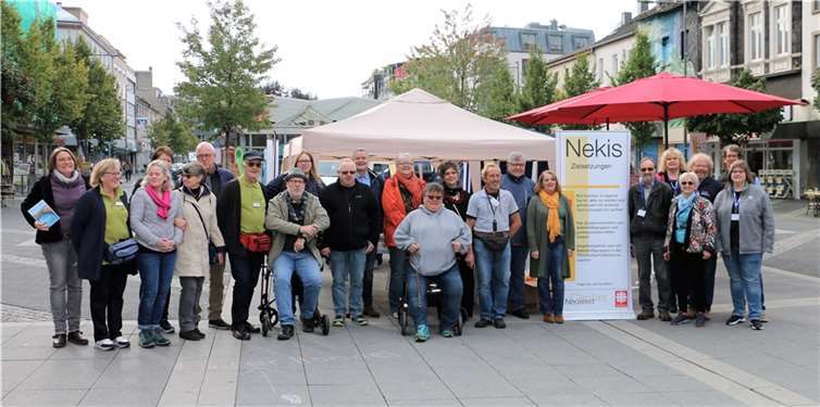 Elisabeth Adrian, Caritas Neuwied (7.v.r.), Michael Mahlert, 1. Kreisbeigeordneter (8.v.r.), sowie Vertreter aus Vereinen, Verbänden u. Organisationen beim Selbsthilfegruppentag. Foto: Georg Schuch