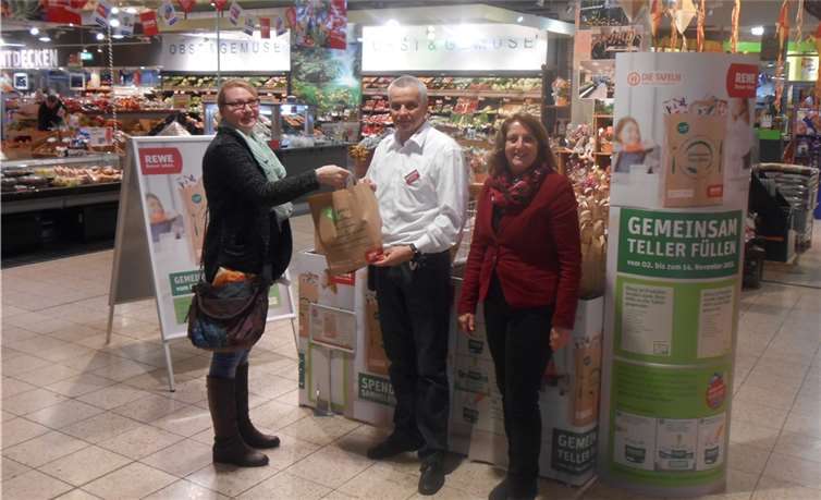 Elisabeth Adrian nahm die Tüten im Namen aller Tafelnutzer entgegen.Privat