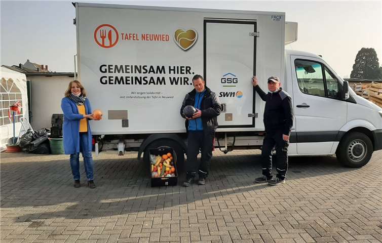 Elisabeth Adrian, verantwortliche Mitarbeiterin im Caritasverband Neuwied für die Tafel Neuwied, freut sich mit Tafel-Koordinator Markus Oehlschläger (m.) über das neue Fahrzeug, mit dem Mitarbeiter Peter Scharbach jetzt die wichtigen Lebensmittelspenden einsammeln kann.Foto: