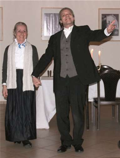 Elisabeth Becher-Lemaire und Bernd-O. Großmann genossen den Applaus für den vorgeführten Sketch „Dinner for one“. privat