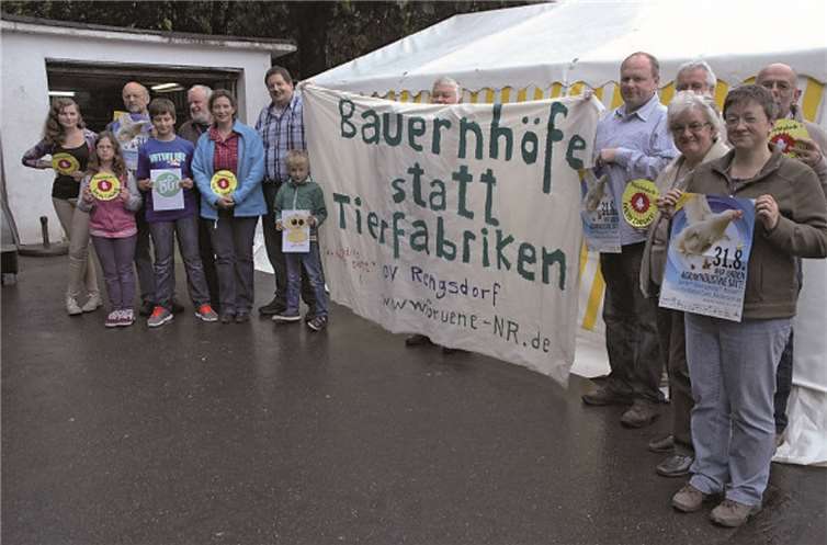 Elisabeth Bröskamp, MdL, 6.v.l.; Bernd Rosbach und Sprecher Kreisverband Neuwied BÜNDNIS 90/DIE GRÜNEN, 7.v.l. unterstützten die Aktion in Straßenhaus. Privat