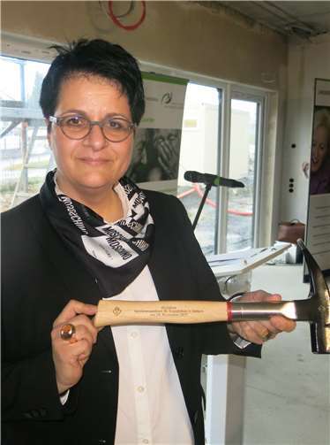 Elisabeth Disteldorf mit dem eigens für das Richtfest angefertigten Schalhammer.