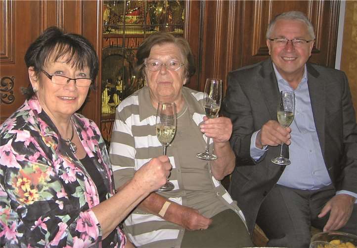 Elisabeth Fuchs gönnt sich zufrieden ein Gläschen Sekt, umrahmt von der ersten Beigeordneten Charlotte Hager und Ortsvorsteher Wolfgang Kistner.Kistner