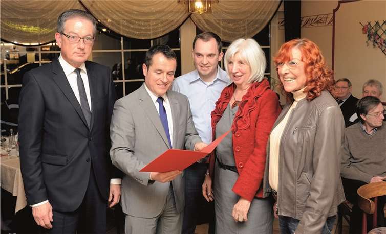 Elisabeth Graff (2.v.l.) wurde von SPD-Generalsekretär Jens Guth (2.v.r.) im Beisein von MdL Petra Elsner (1.v.r.)und dem SPD Ortsvereinsvorsitzenden Jörn Kampmann (3.v.r.) für ihre kommunalpolitischen Verdienste geehrtFix