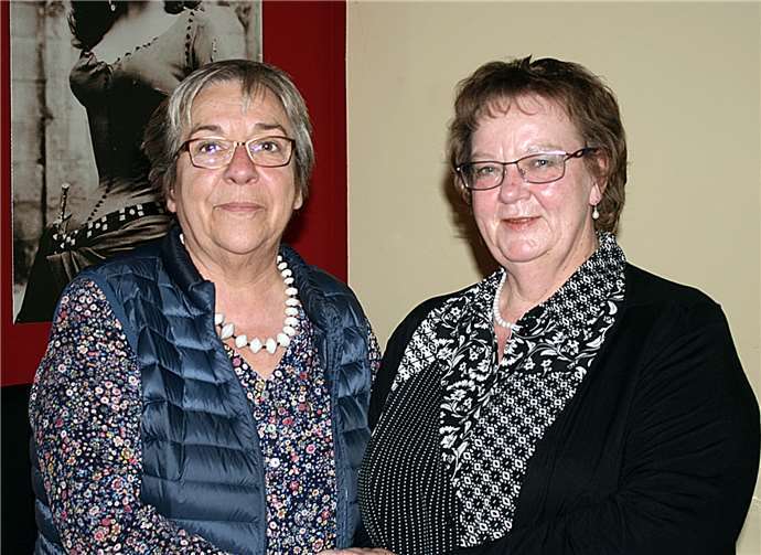 Elisabeth Groß gratuliert der neuen Vorsitzenden Reinhild Kobold zur Wahl.