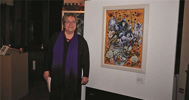 Elisabeth Groß mit einem der ausgestellten Werke von Angelika Castelli.