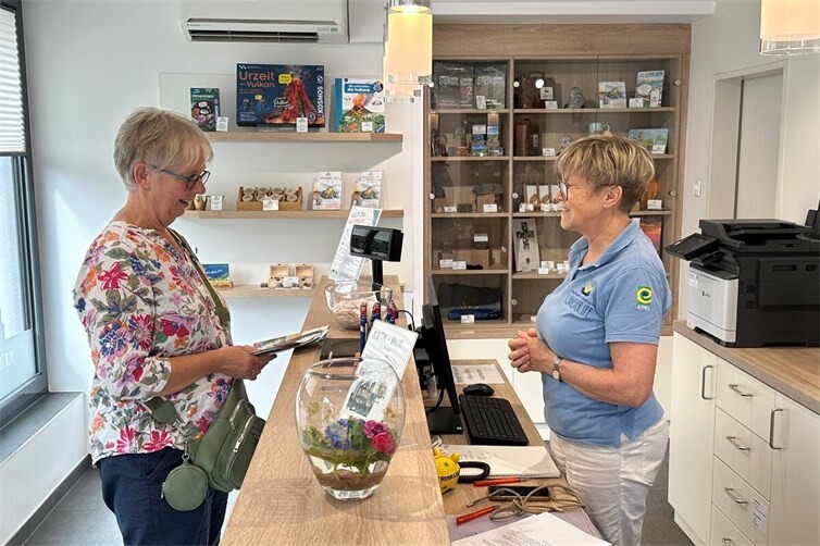 Elisabeth Hilger (rechts) berät gerne Gäste und Einheimische. In der Tourist-Info Maria Laach stehen Informationen, Serviceangebote und regionale Souvenirs im Mittelpunkt.
