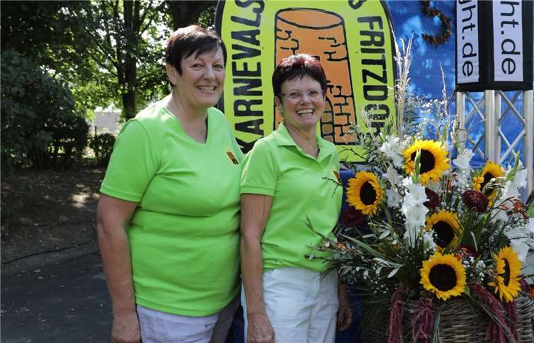 Elisabeth Hüllen (li.), hier mit Doris Wachendorf, ist seit 20 Jahren Präsidentin der KG.