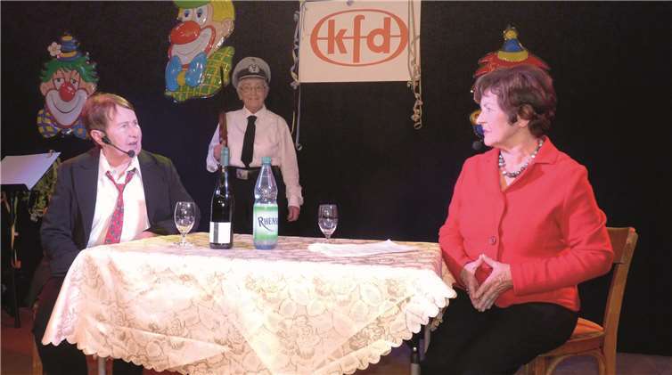 Elisabeth Kleber (Wladimir Putin), Ursel Kranz (Angela Merkel) und Susanne Dernbach (Bodyguard) bei ihrem Vortrag.